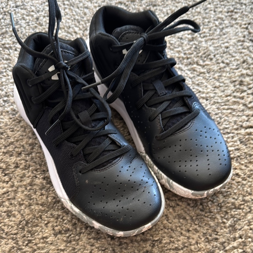 Boys Under Armour Sneakers size 5.5Y